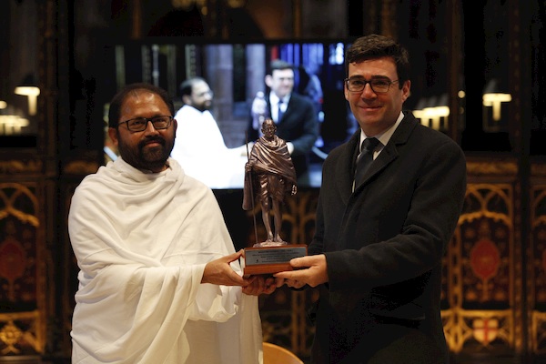 Andy Burnham, Mayor of Greater Manchester receives a copy of the Gandhi statue from Pujya Gurudevshri Rakeshbhai,  Founder, Shrimad Rajchandra Mission Dharampur 